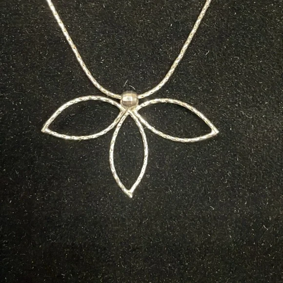 18k Italian white gold necklace.​